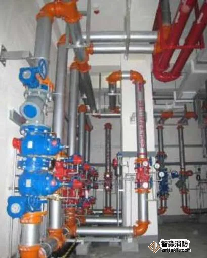 标识醒目，设置共用接地扁钢并刷黄绿相间的油漆标识