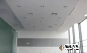 乐鱼在线(中国)管道安装与实施要点顶棚灯具风口烟感居中对称布置